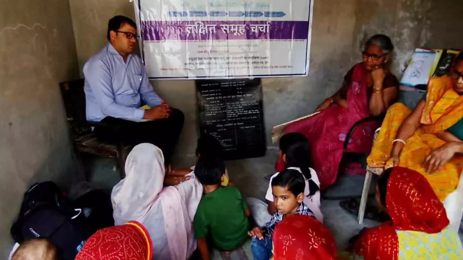 आंगनबाड़ी केंद्र में बैठक के दौरान महिलाओं को स्वच्छता और कचरा प्रबंधन समझाते अधिकारी। आंगनबाड़ी केंद्र में बैठक के दौरान महिलाओं को स्वच्छता और कचरा प्रबंधन समझाते अधिकारी।