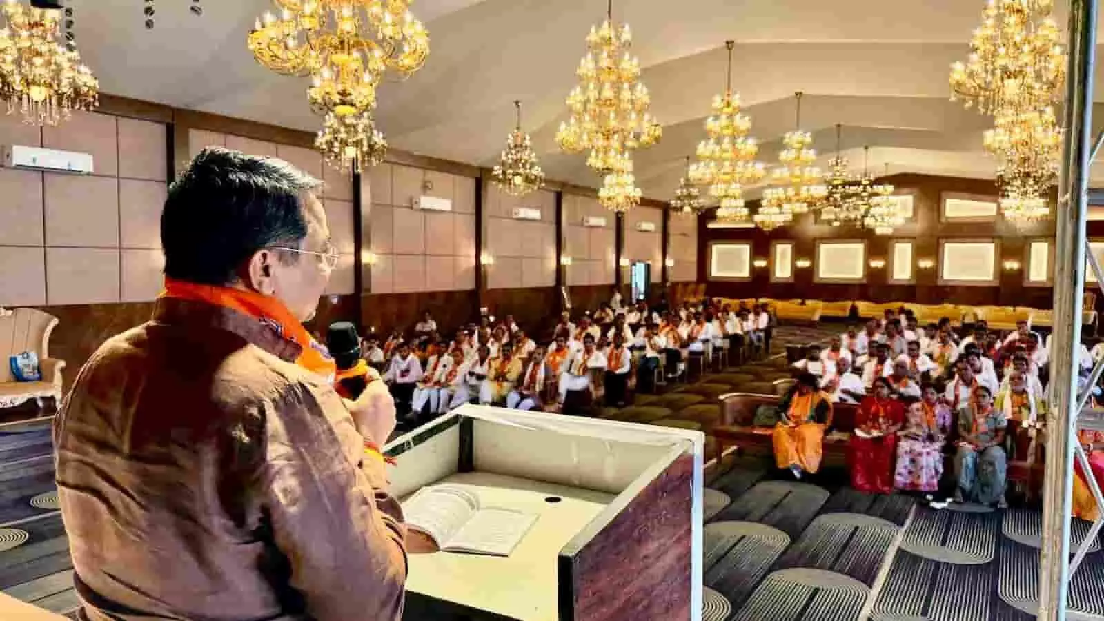 भवानी मंडी के सभागार में बने मंच पर बने पोडियम से कार्यकर्ताओं को संबोधित करते भाजपा पदाधिकारी और सामने बैठे प्रशिक्षण शिविर के प्रतिभागी। भवानी मंडी के सभागार में बने मंच पर बने पोडियम से कार्यकर्ताओं को संबोधित करते भाजपा पदाधिकारी और सामने बैठे प्रशिक्षण शिविर के प्रतिभागी।