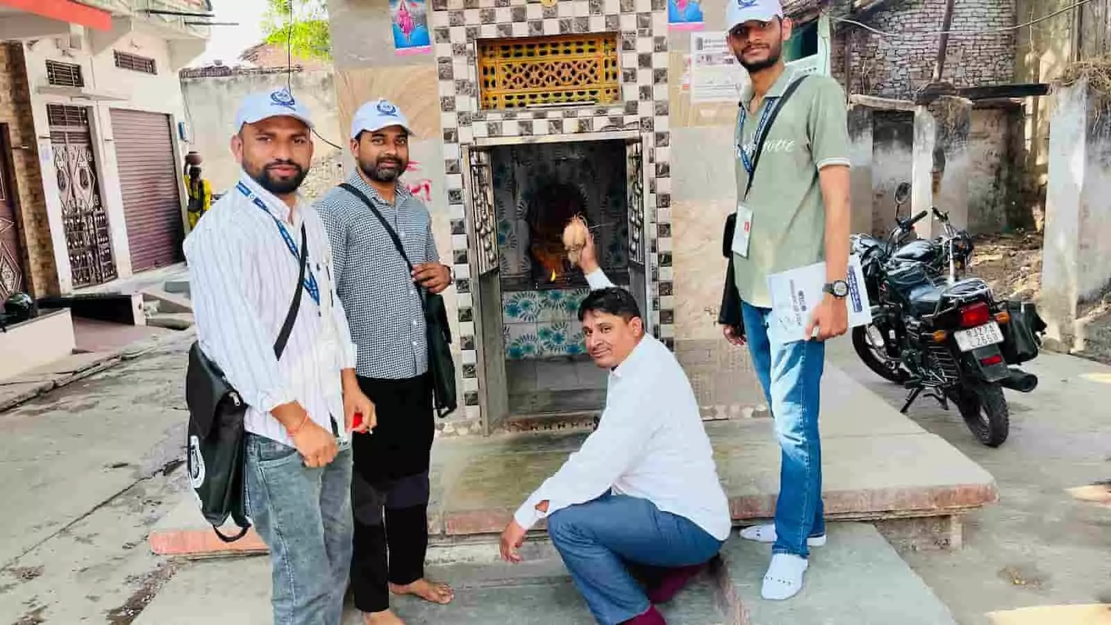 लसाडिया में जनगणना के पहले चरण में मकान सूचीकरण और नंबरिंग का कार्य करते हुए सरकारी कर्मचारी। लसाडिया में जनगणना के पहले चरण में मकान सूचीकरण और नंबरिंग का कार्य करते हुए सरकारी कर्मचारी।