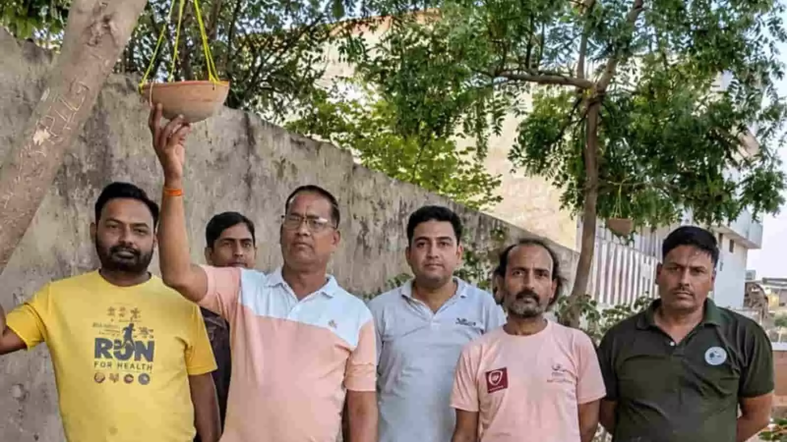 गंगापुर सिटी में पेड़ पर पक्षियों के लिए मिट्टी का परिंडा बांधते हुए लायंस क्लब के सदस्य। गंगापुर सिटी में पेड़ पर पक्षियों के लिए मिट्टी का परिंडा बांधते हुए लायंस क्लब के सदस्य।
