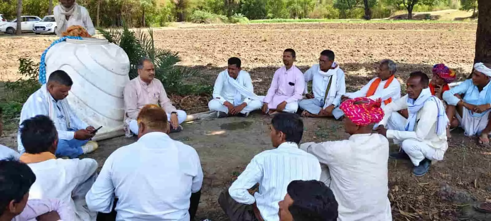 सेवना गांव के एक खेत में पेड़ के नीचे बैठकर ग्रामीणों संग बैठक करते कैबिनेट मंत्री हेमंत मीणा। सेवना गांव के एक खेत में पेड़ के नीचे बैठकर ग्रामीणों संग बैठक करते कैबिनेट मंत्री हेमंत मीणा।