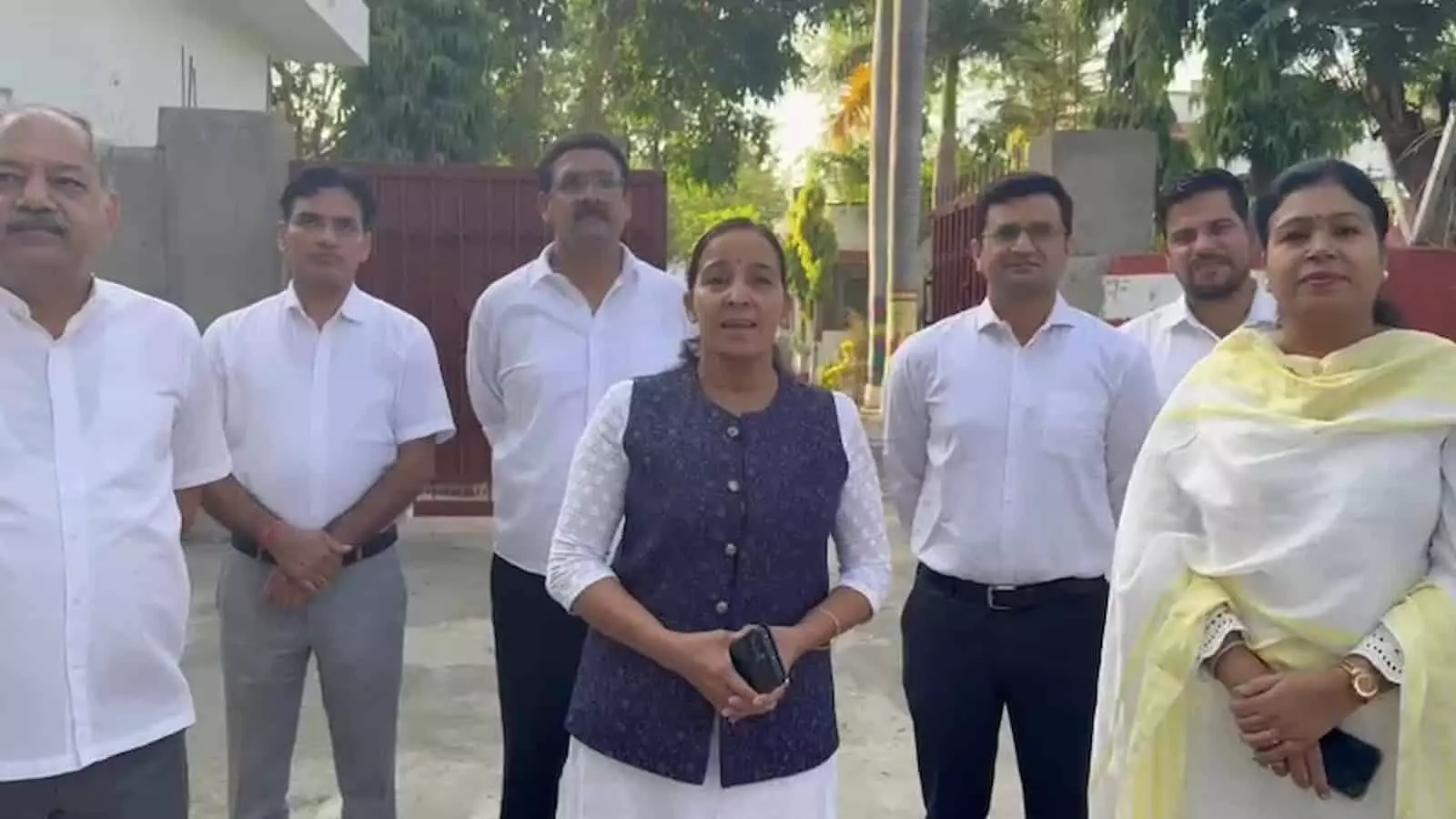 राजसमंद में जिला न्यायाधीश अलका शर्मा और अन्य न्यायिक अधिकारी कोर्ट परिसर के बाहर खड़े हैं। राजसमंद में जिला न्यायाधीश अलका शर्मा और अन्य न्यायिक अधिकारी कोर्ट परिसर के बाहर खड़े हैं।