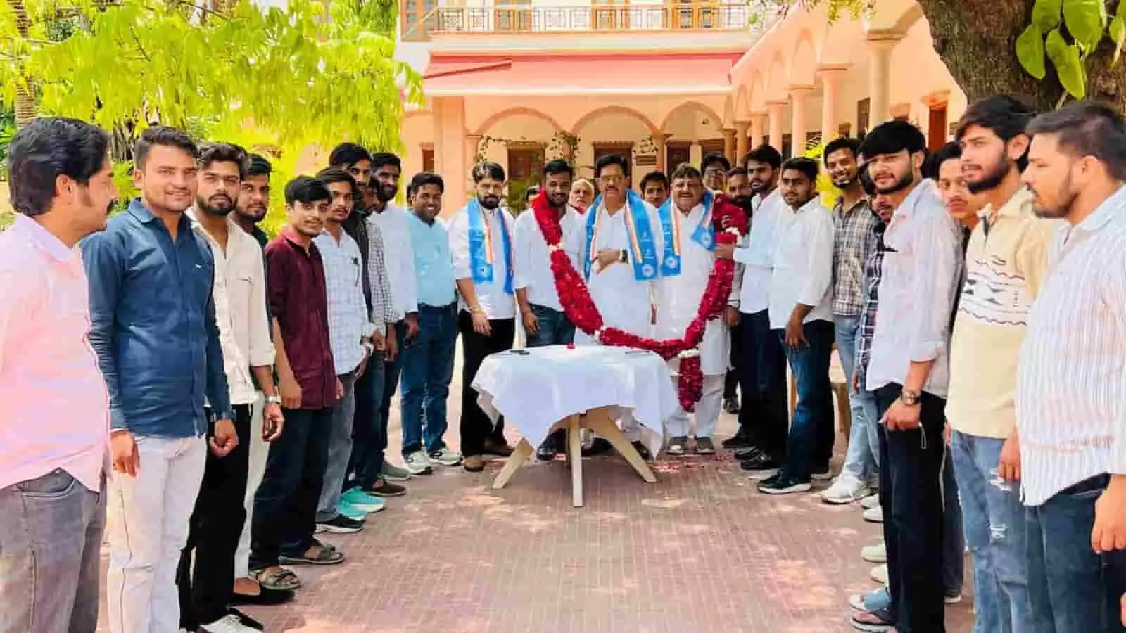 निंबाहेड़ा कांग्रेस कार्यालय में पूर्व मंत्री उदयलाल आंजना और एनएसयूआई कार्यकर्ताओं के साथ नवनियुक्त जिलाध्यक्ष अल्पेश गोस्वामी की ग्रुप फोटो।