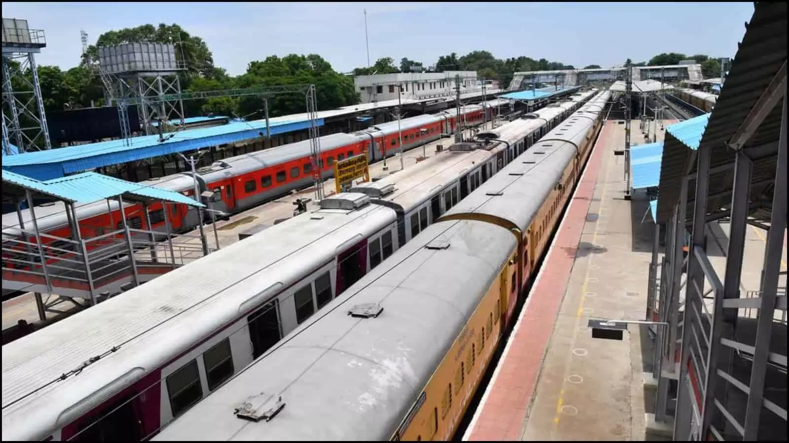 रेलवे स्टेशन के विभिन्न प्लेटफॉर्मों और पटरियों पर खड़ी यात्री ट्रेनें चेन्नई उपनगरीय बुनियादी ढांचे के विकास के संदर्भ में.