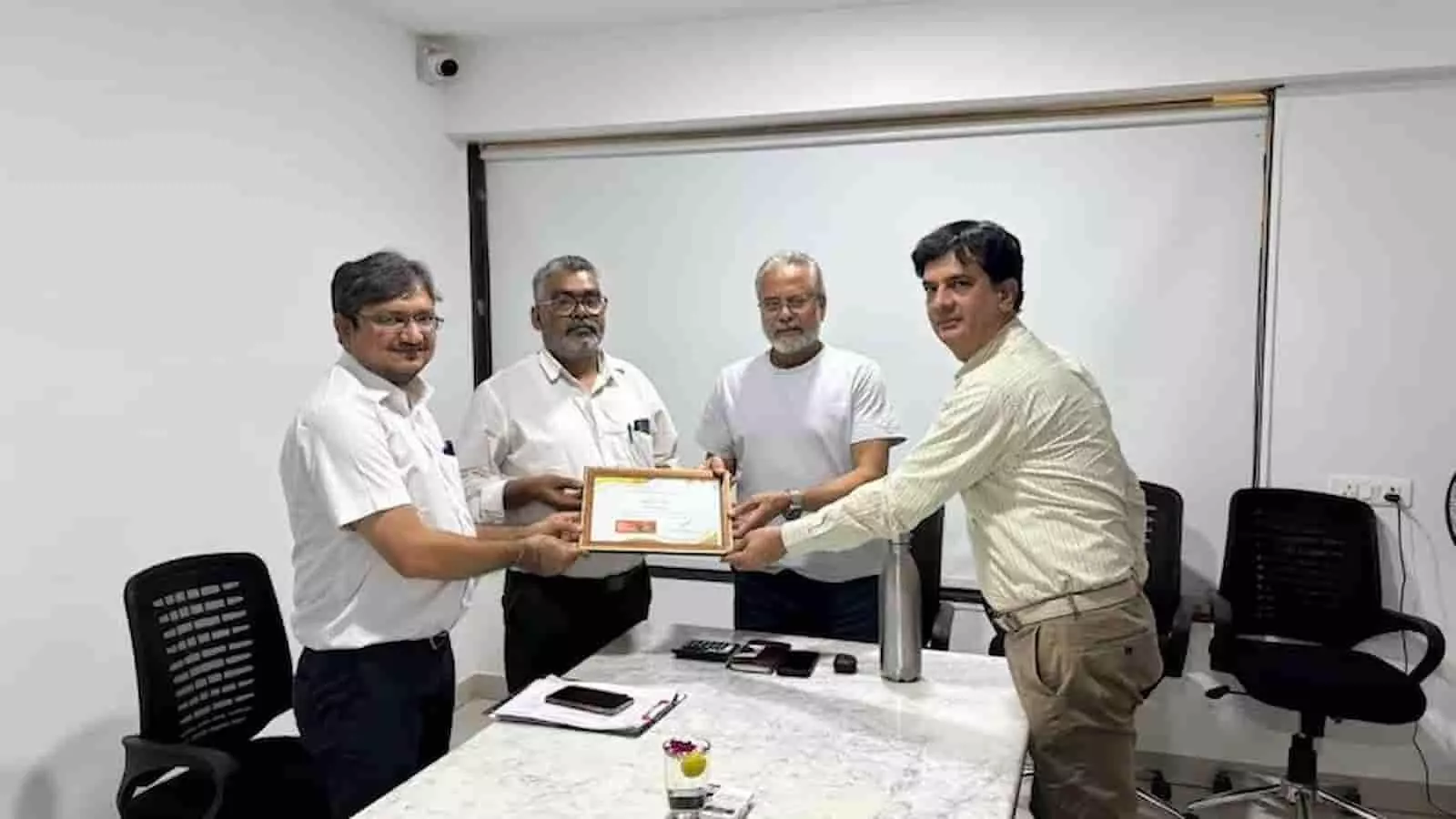 थिंक गैस के अधिकारी कार्यालय में आवासीय समिति के प्रतिनिधियों को रसोई गैस मुक्त क्षेत्र का प्रमाणपत्र सौंपते हुए। थिंक गैस के अधिकारी कार्यालय में आवासीय समिति के प्रतिनिधियों को रसोई गैस मुक्त क्षेत्र का प्रमाणपत्र सौंपते हुए।
