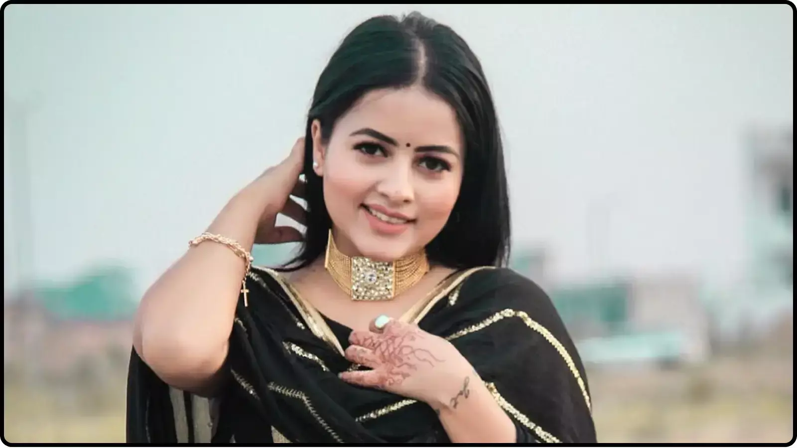 काले रंग के पारंपरिक सूट और सुनहरे रंग का चोकर पहने मुस्कुराती हुई गायिका इंदर कौर। काले रंग के पारंपरिक सूट और सुनहरे रंग का चोकर पहने मुस्कुराती हुई गायिका इंदर कौर।