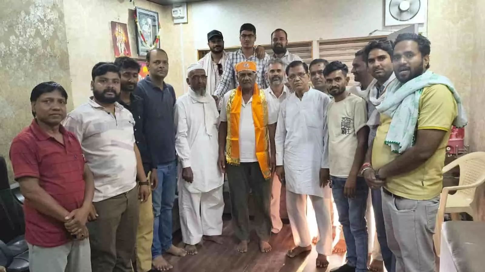 ग्राम पंचायत केलवा में बैठक के बाद सामूहिक रूप से खड़े पर्यावरण एवं जन विकास मंच के पदाधिकारी और सदस्य।