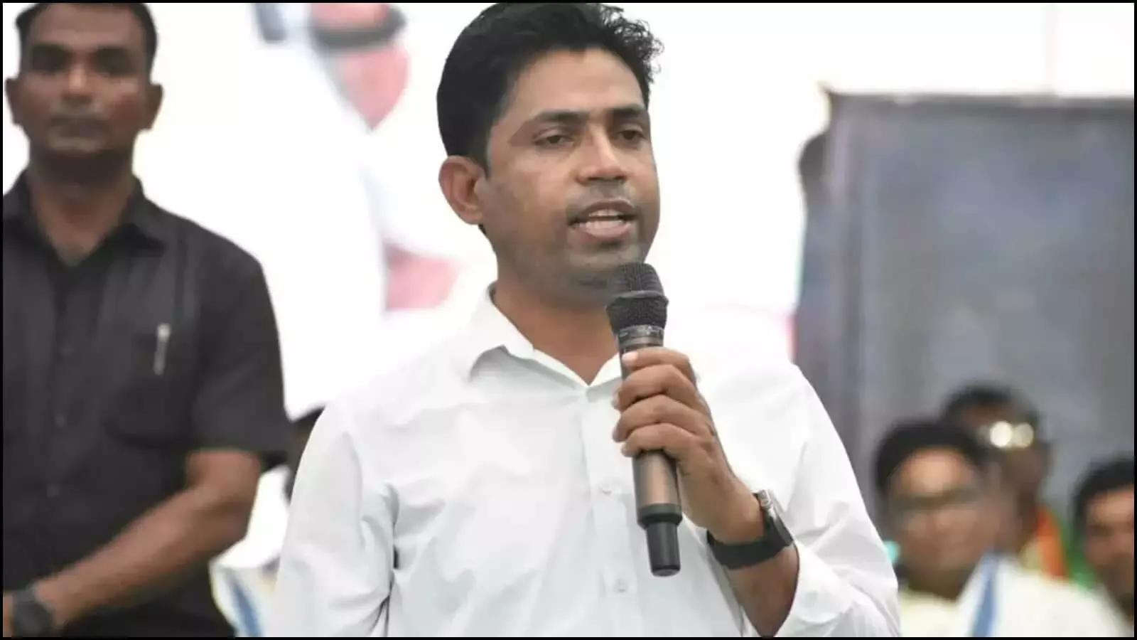 सड़क के किनारे लगा हुआ राजनीतिक दलों का झंडा और बैनर फाल्टा उपचुनाव के संदर्भ में. सड़क के किनारे लगा हुआ राजनीतिक दलों का झंडा और बैनर फाल्टा उपचुनाव के संदर्भ में.