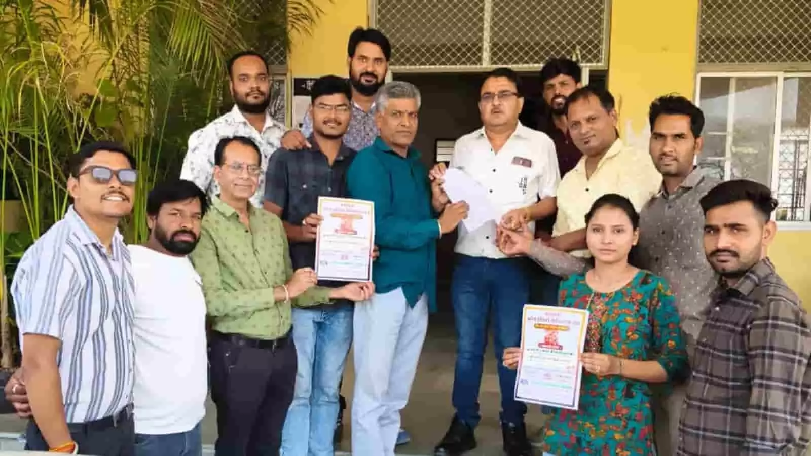 प्रतापगढ़ में तहसीलदार को ज्ञापन सौंपते जिला केमिस्ट एसोसिएशन के पदाधिकारी और दवा व्यापारी प्रतापगढ़ में तहसीलदार को ज्ञापन सौंपते जिला केमिस्ट एसोसिएशन के पदाधिकारी और दवा व्यापारी