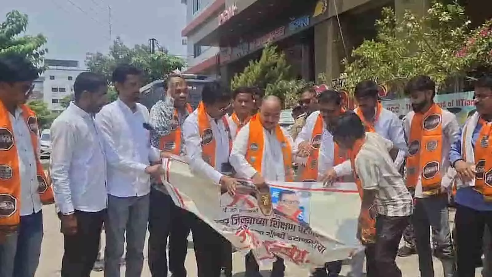 लातूर में नीट पेपर लीक के विरोध में प्रदर्शन करते मनसे कार्यकर्ता बैनर फाड़ते हुए। लातूर में नीट पेपर लीक के विरोध में प्रदर्शन करते मनसे कार्यकर्ता बैनर फाड़ते हुए।