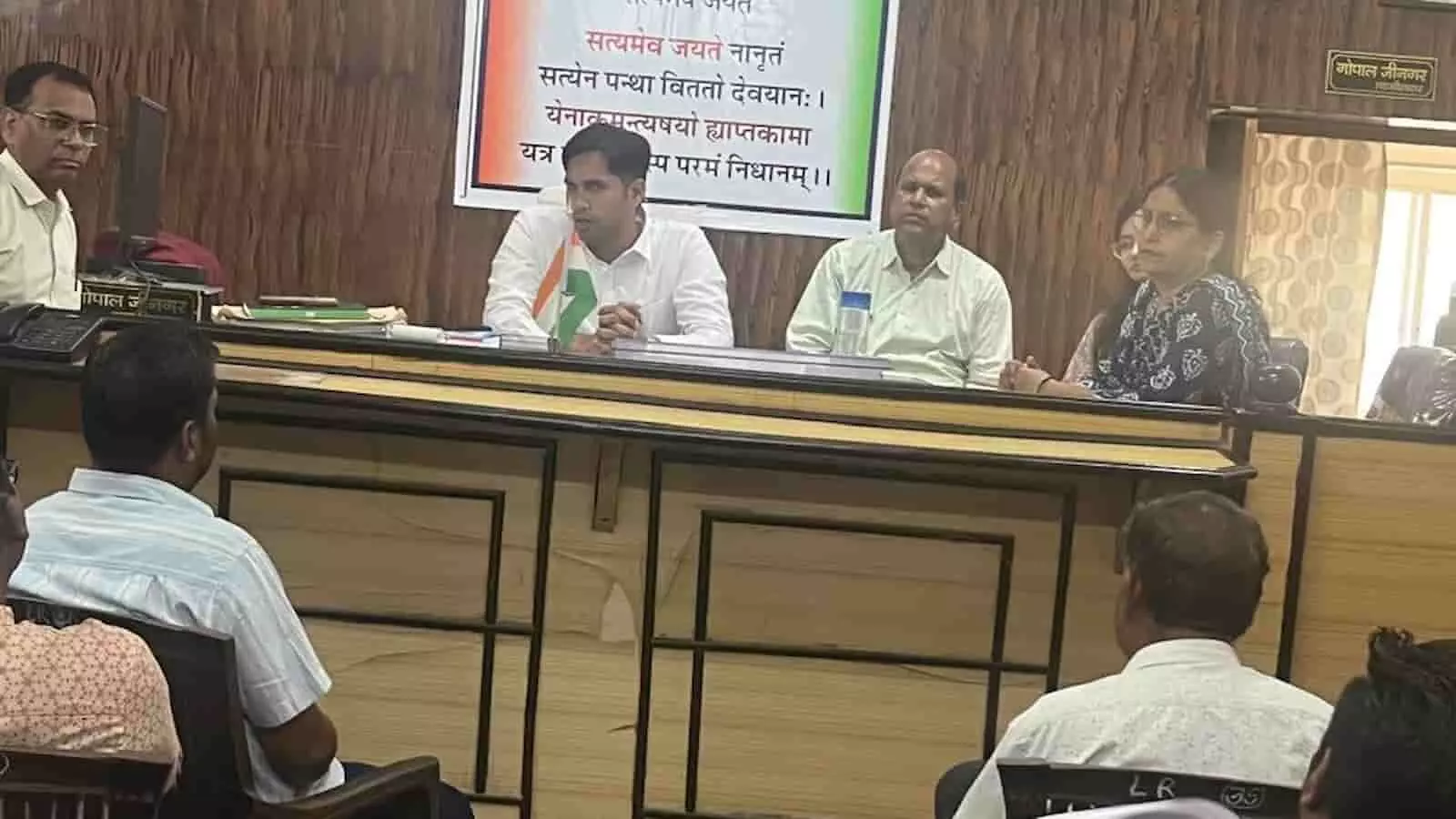 बेगूं तहसील कार्यालय के सभागार में अधिकारियों के साथ जनगणना कार्यों की समीक्षा बैठक करते उपखंड अधिकारी। बेगूं तहसील कार्यालय के सभागार में अधिकारियों के साथ जनगणना कार्यों की समीक्षा बैठक करते उपखंड अधिकारी।