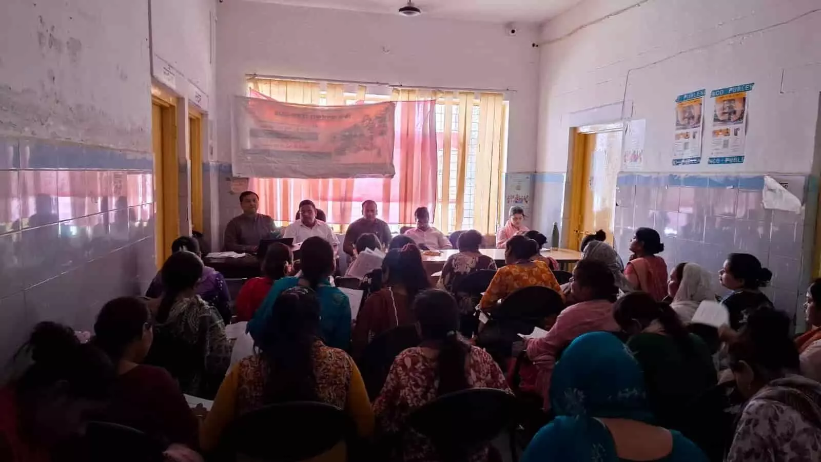 सामुदायिक स्वास्थ्य केंद्र अलीगंज के हॉल में आयोजित प्रशिक्षण बैठक में मंच पर बैठे अधिकारी और सामने उपस्थित महिला स्वास्थ्य कार्यकर्ता। सामुदायिक स्वास्थ्य केंद्र अलीगंज के हॉल में आयोजित प्रशिक्षण बैठक में मंच पर बैठे अधिकारी और सामने उपस्थित महिला स्वास्थ्य कार्यकर्ता।
