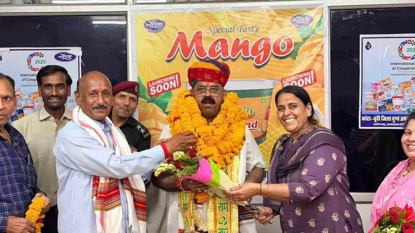 कोटा डेयरी के कार्यक्रम में अतिथि को माला पहनाकर और बुके देकर सम्मानित करते लोग। कोटा डेयरी के कार्यक्रम में अतिथि को माला पहनाकर और बुके देकर सम्मानित करते लोग।