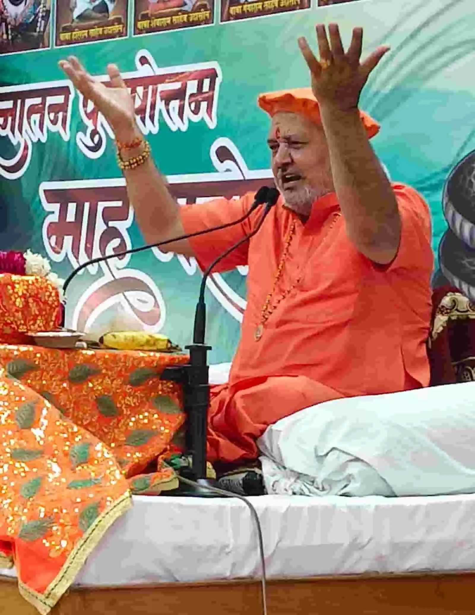 हरि शेवा उदासीन आश्रम में व्यासपीठ पर बैठकर प्रवचन देते महामंडलेश्वर स्वामी जगदीश दास उदासीन हरि शेवा उदासीन आश्रम में व्यासपीठ पर बैठकर प्रवचन देते महामंडलेश्वर स्वामी जगदीश दास उदासीन