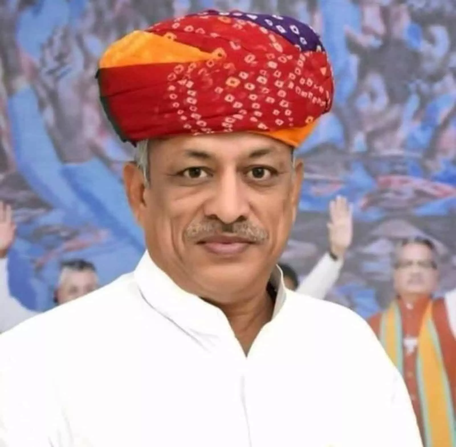 सफेद कुर्ता और रंग-बिरंगी राजस्थानी पगड़ी पहने मुस्कुराते हुए राजस्थान के देवस्थान मंत्री जोराराम कुमावत की तस्वीर। सफेद कुर्ता और रंग-बिरंगी राजस्थानी पगड़ी पहने मुस्कुराते हुए राजस्थान के देवस्थान मंत्री जोराराम कुमावत की तस्वीर।