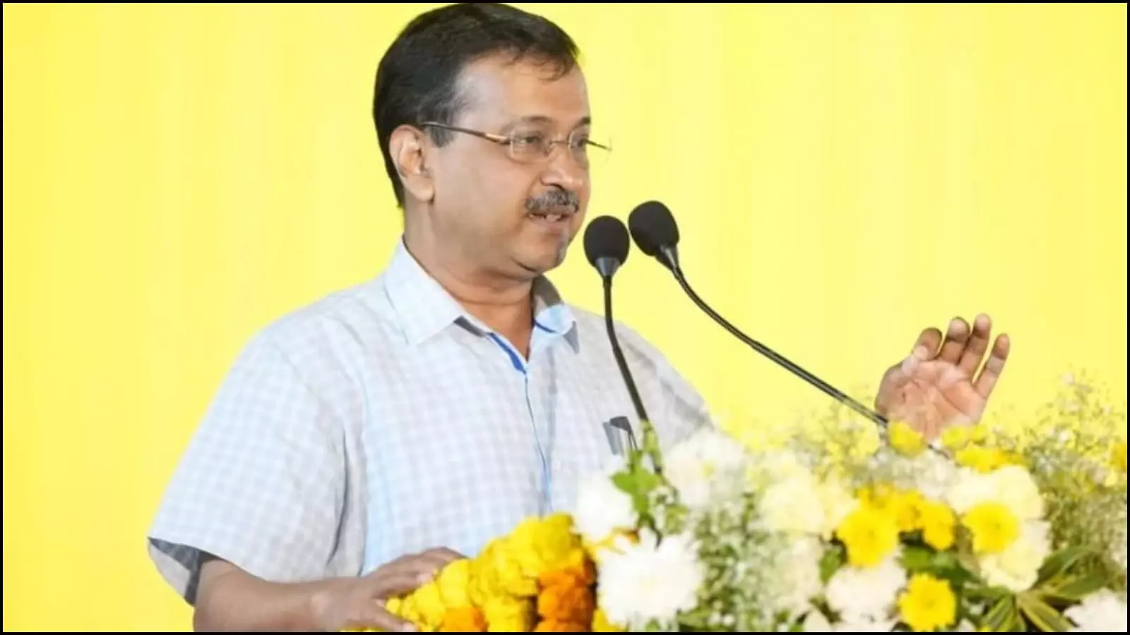 चश्मे और चेक शर्ट पहने अरविंद केजरीवाल पोडियम पर लगे माइक के सामने बोलते हुए दिल्ली आबकारी नीति मामले के संदर्भ में. चश्मे और चेक शर्ट पहने अरविंद केजरीवाल पोडियम पर लगे माइक के सामने बोलते हुए दिल्ली आबकारी नीति मामले के संदर्भ में.