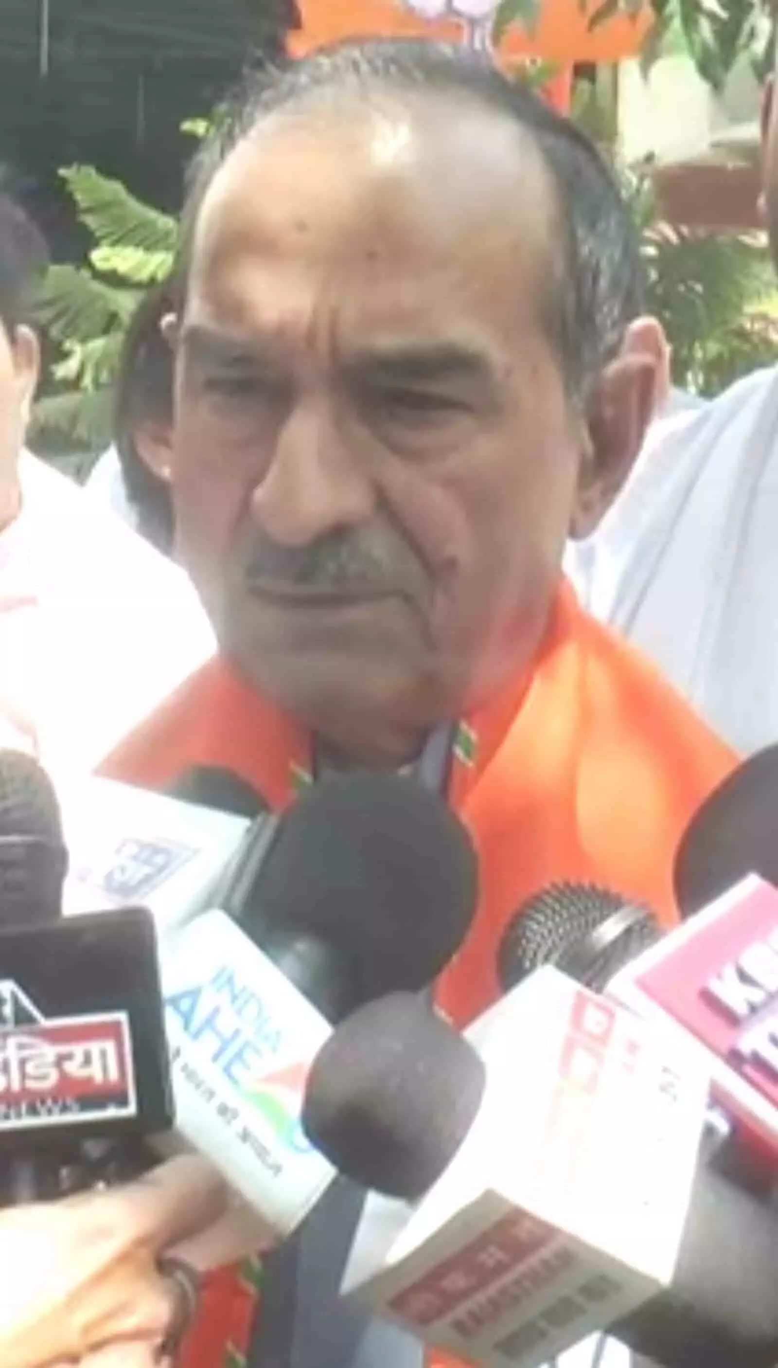 जयपुर में मीडिया के माइक के सामने बयान देते हुए भाजपा प्रदेश अध्यक्ष मदन राठौड़ की क्लोज-अप तस्वीर। जयपुर में मीडिया के माइक के सामने बयान देते हुए भाजपा प्रदेश अध्यक्ष मदन राठौड़ की क्लोज-अप तस्वीर।