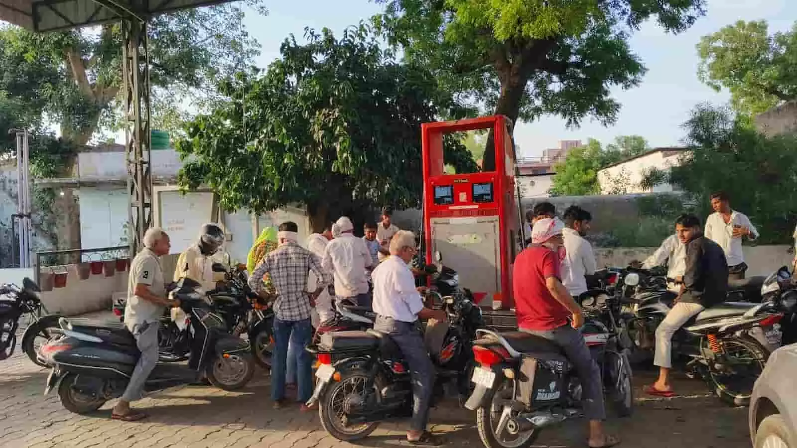 बयाना के पेट्रोल पंप पर दोपहिया वाहनों के साथ कतार में खड़े लोग सीमित ईंधन आपूर्ति के संदर्भ में दिख रहे हैं। बयाना के पेट्रोल पंप पर दोपहिया वाहनों के साथ कतार में खड़े लोग सीमित ईंधन आपूर्ति के संदर्भ में दिख रहे हैं।