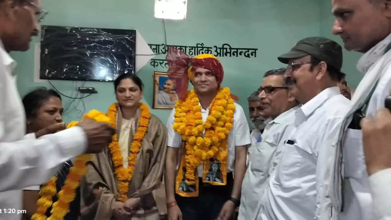 बयाना न्यायालय बार सभागार में विदाई समारोह के दौरान माल्यार्पण और साफा पहनकर स्वागत स्वीकार करते न्यायिक अधिकारी सोनाली प्रशांत शर्मा और प्रशांत शर्मा। बयाना न्यायालय बार सभागार में विदाई समारोह के दौरान माल्यार्पण और साफा पहनकर स्वागत स्वीकार करते न्यायिक अधिकारी सोनाली प्रशांत शर्मा और प्रशांत शर्मा।