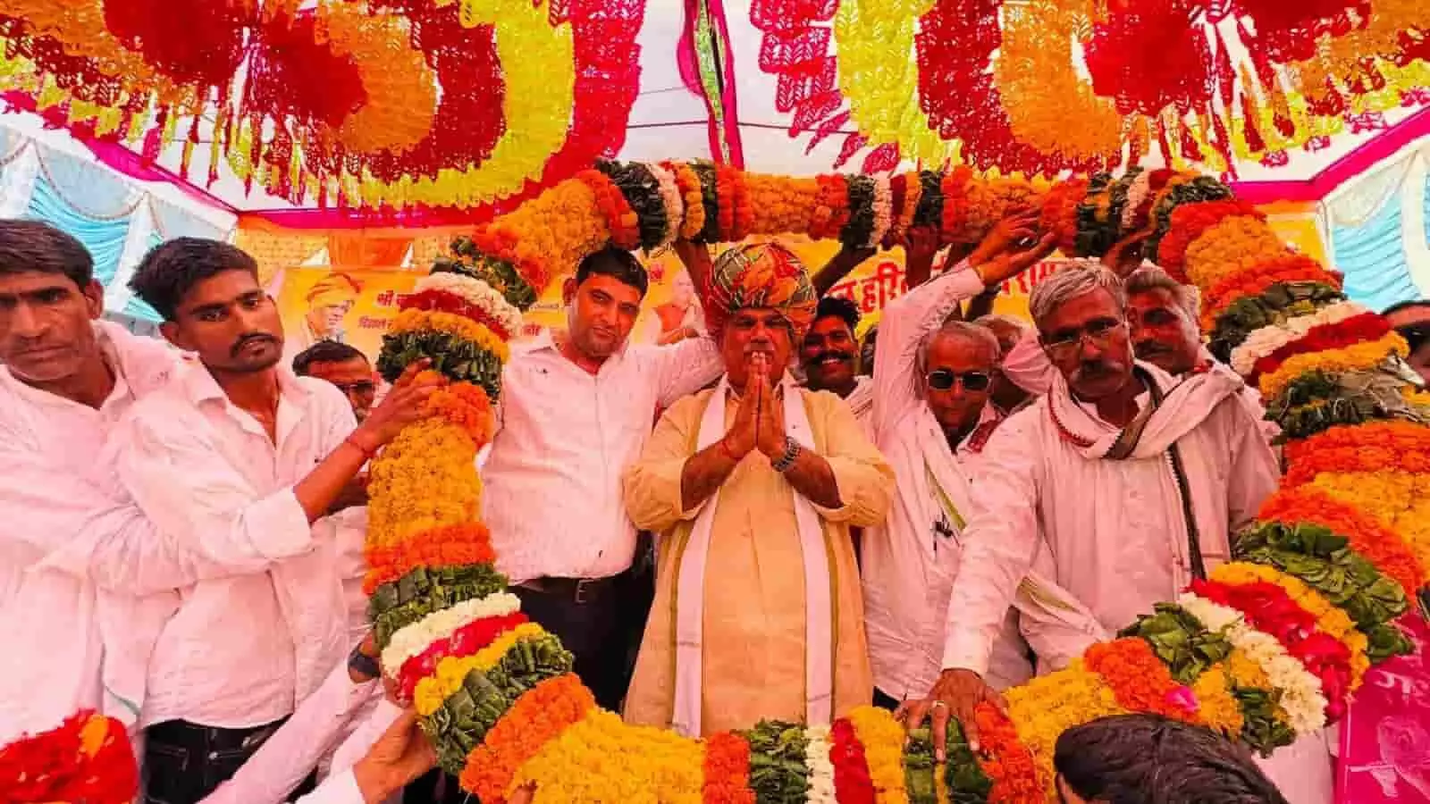 रसेरी गांव में आयोजित रामरसिया दंगल समारोह के मंच पर भाषण देते हुए गृह मंत्री जवाहर सिंह बेड़म।