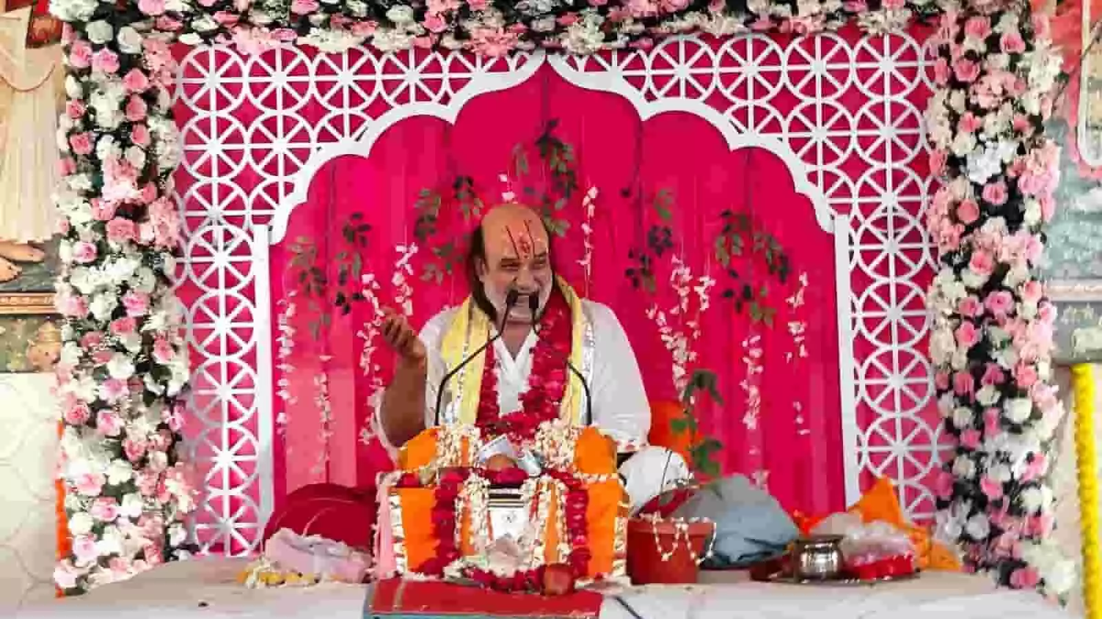 जयपुर में श्रीमद्भागवत कथा के दौरान मंच पर फूलों से सजी व्यास पीठ पर बैठकर प्रवचन देते आचार्य सुरेश शास्त्री। जयपुर में श्रीमद्भागवत कथा के दौरान मंच पर फूलों से सजी व्यास पीठ पर बैठकर प्रवचन देते आचार्य सुरेश शास्त्री।