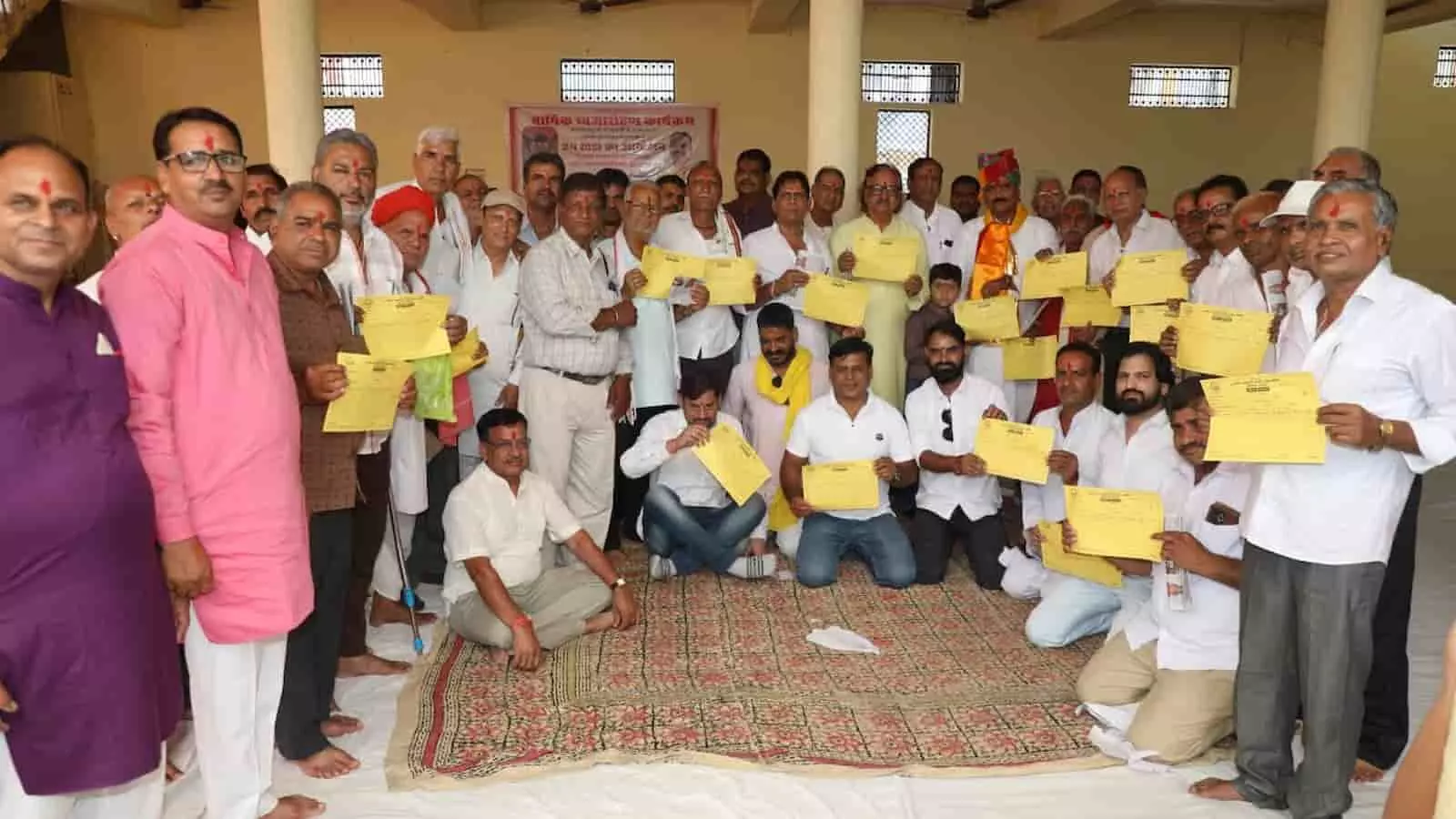 खमनोर के वार्षिक ध्वजारोहण कार्यक्रम में 24 खेड़ा समागम के दौरान पीले रंग के प्रस्ताव पत्रक हाथ में लिए खड़े पालीवाल ब्राह्मण समाज के लोग। खमनोर के वार्षिक ध्वजारोहण कार्यक्रम में 24 खेड़ा समागम के दौरान पीले रंग के प्रस्ताव पत्रक हाथ में लिए खड़े पालीवाल ब्राह्मण समाज के लोग।