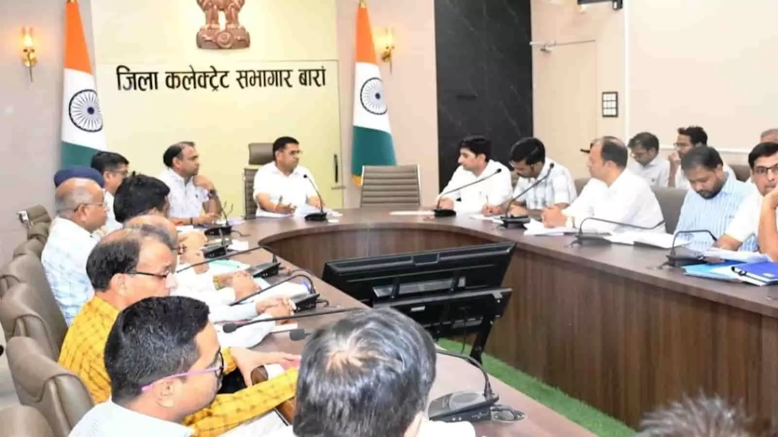 बारां मिनी सचिवालय सभागार की बैठक में जिला कलक्टर अधिकारियों के साथ बजट घोषणाओं की समीक्षा करते हुए। बारां मिनी सचिवालय सभागार की बैठक में जिला कलक्टर अधिकारियों के साथ बजट घोषणाओं की समीक्षा करते हुए।