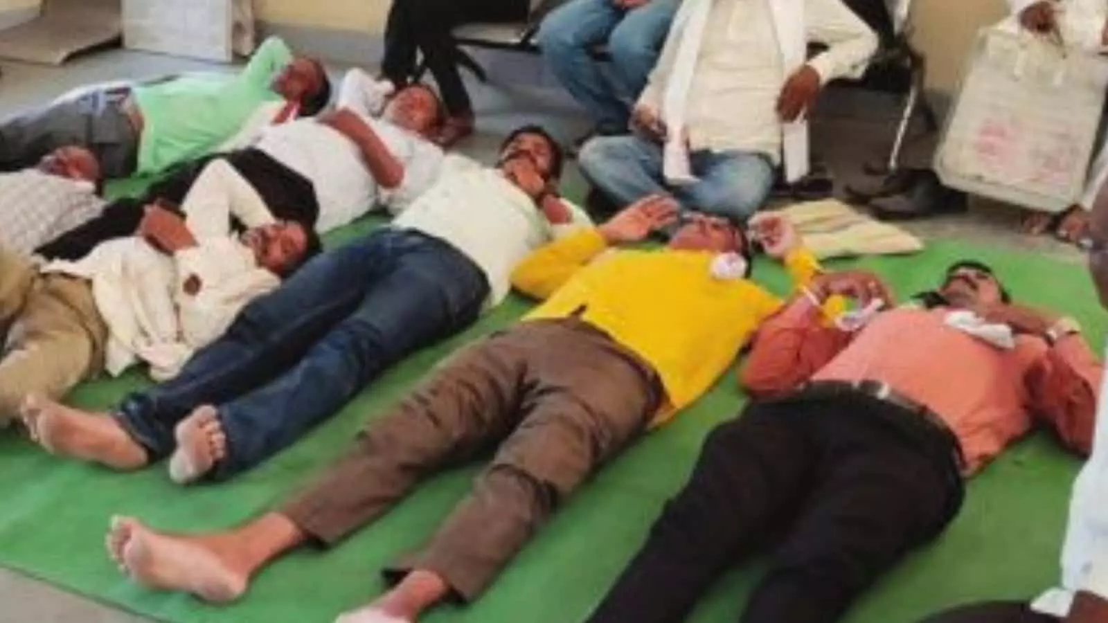चांदूरबाजार तहसील कार्यालय के सामने जमीन पर सोकर विरोध प्रदर्शन करते किसान चांदूरबाजार तहसील कार्यालय के सामने जमीन पर सोकर विरोध प्रदर्शन करते किसान