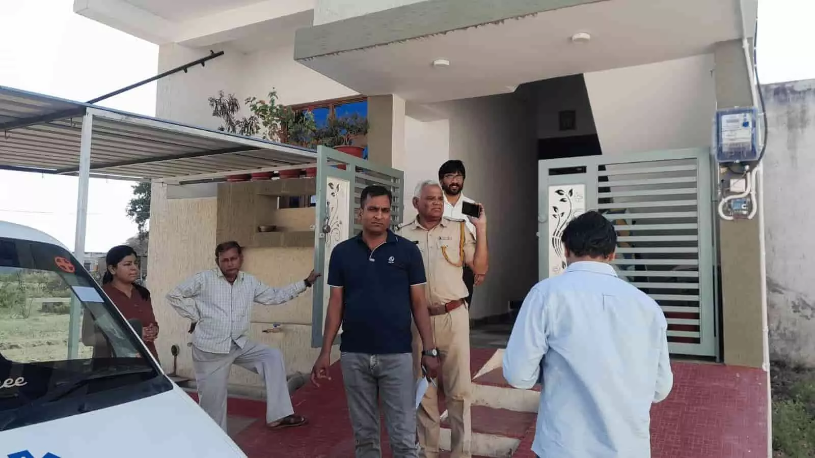 चित्तौड़गढ़ के मधुबन में चोरी की घटना के बाद मकान के बाहर खड़े पुलिसकर्मी और स्थानीय लोग। चित्तौड़गढ़ के मधुबन में चोरी की घटना के बाद मकान के बाहर खड़े पुलिसकर्मी और स्थानीय लोग।