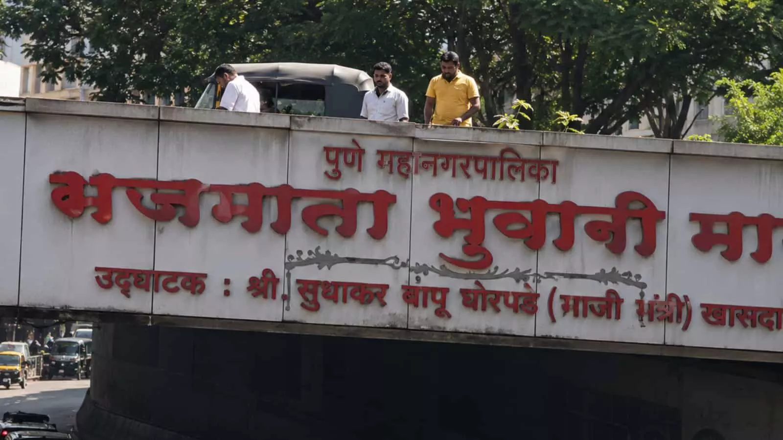 हाईवे के किनारे खड़ी पुलिस की गाड़ी सड़क सुरक्षा और आपराधिक जांच के संदर्भ में.