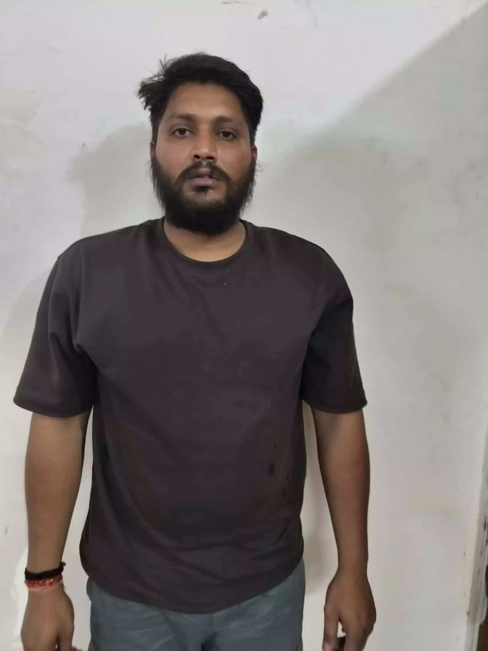 जयपुर में पुलिस की गिरफ्त में खड़ा हत्या और जानलेवा हमले का वांछित आरोपी अभयराज उर्फ दानव जयपुर में पुलिस की गिरफ्त में खड़ा हत्या और जानलेवा हमले का वांछित आरोपी अभयराज उर्फ दानव