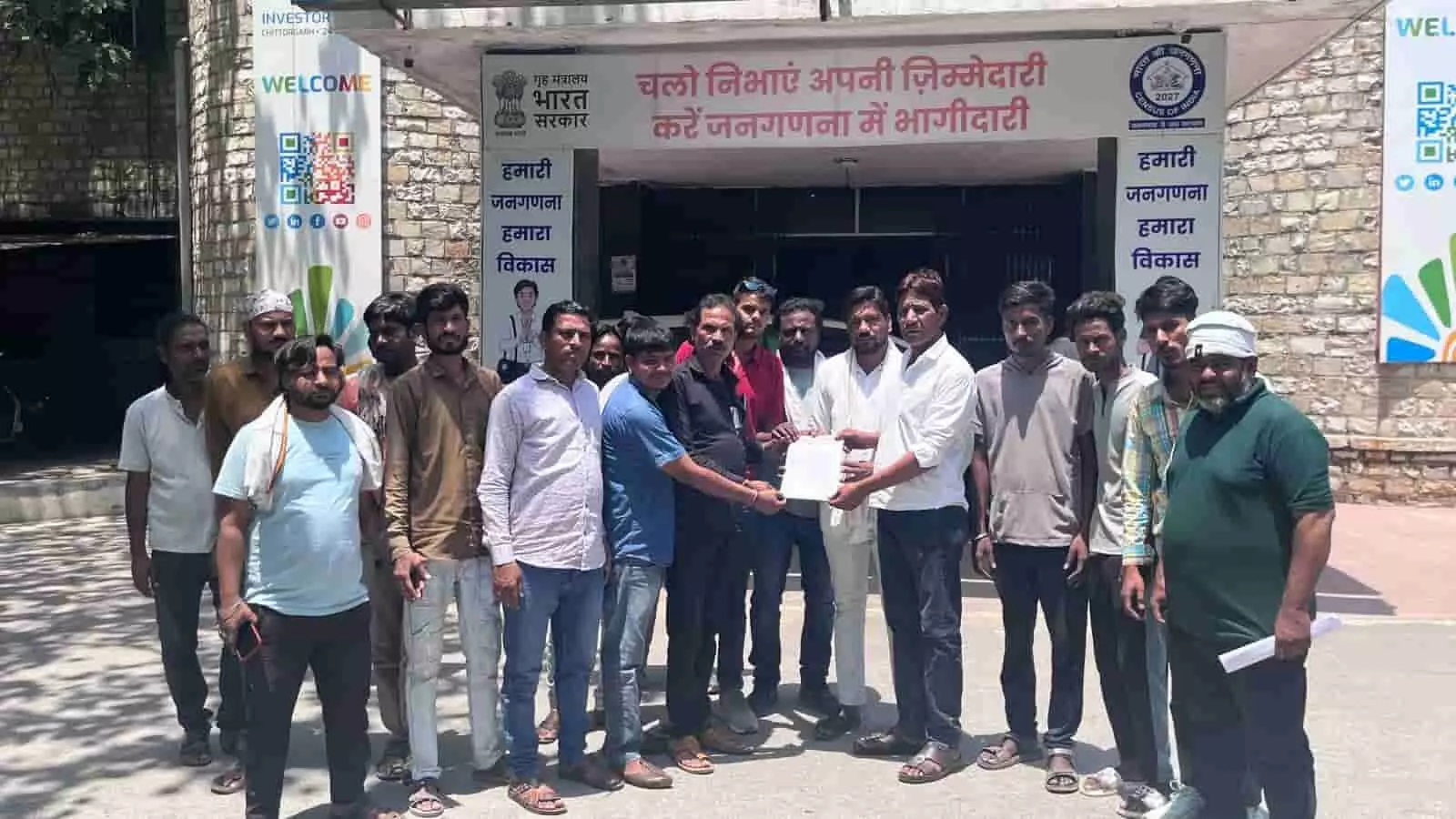 चित्तौड़गढ़ जिला कलेक्टर कार्यालय के बाहर खड़े होकर ज्ञापन पत्र दिखाते हुए दर्जनों ऑटो चालक चित्तौड़गढ़ जिला कलेक्टर कार्यालय के बाहर खड़े होकर ज्ञापन पत्र दिखाते हुए दर्जनों ऑटो चालक