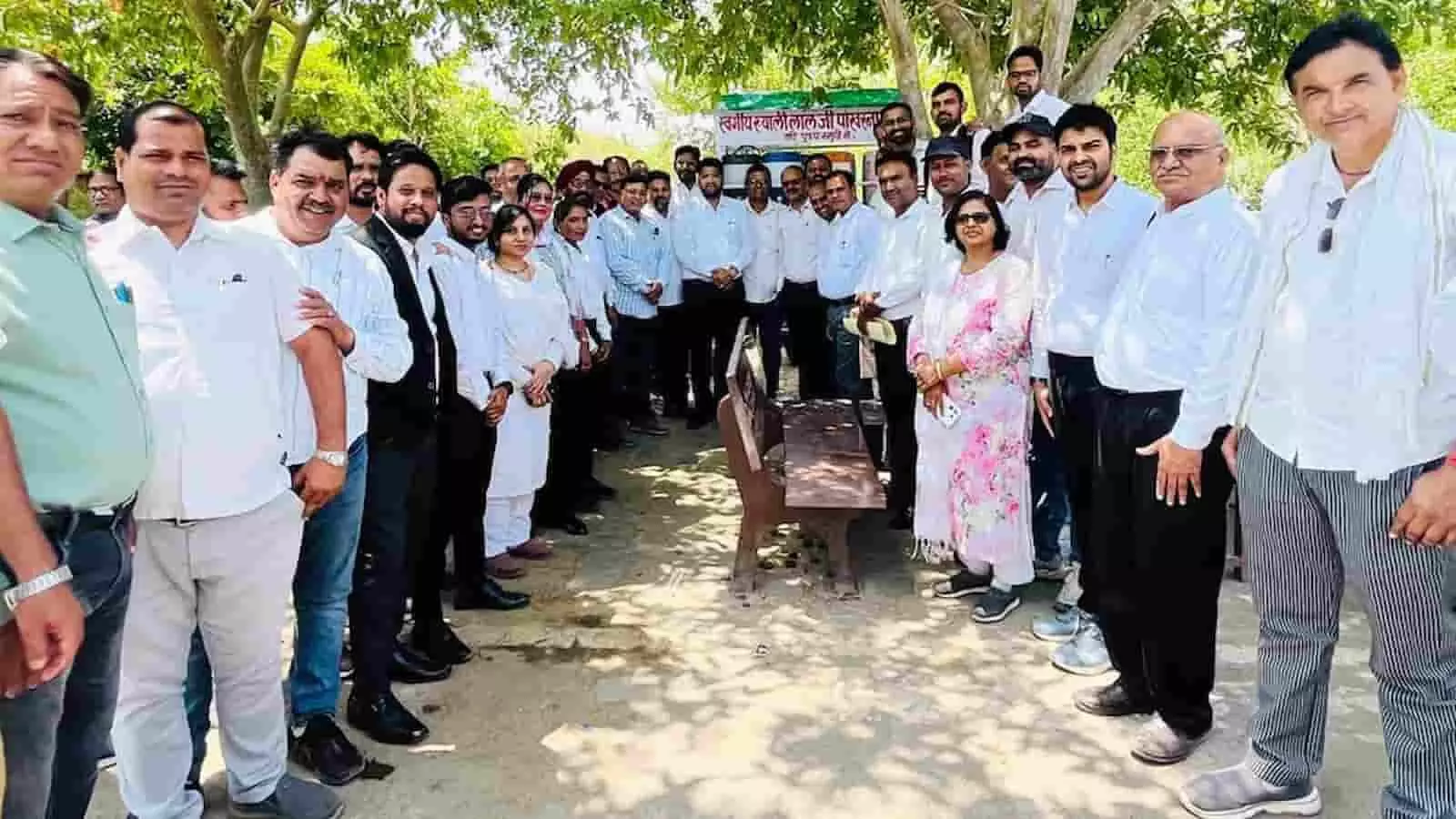 चित्तौड़गढ़ नवीन न्यायालय परिसर के बाहर स्वर्गीय ख्याली लाल पोखरना स्मृति जल मंदिर के उद्घाटन पर खड़े अधिवक्तागण। चित्तौड़गढ़ नवीन न्यायालय परिसर के बाहर स्वर्गीय ख्याली लाल पोखरना स्मृति जल मंदिर के उद्घाटन पर खड़े अधिवक्तागण।