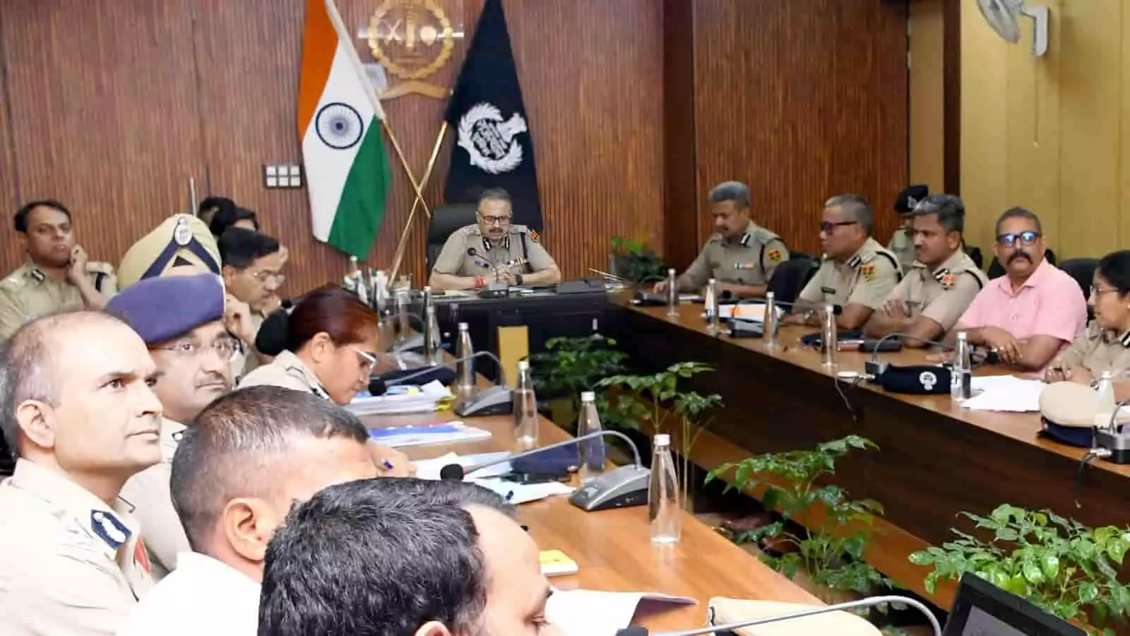 जयपुर पुलिस मुख्यालय में बैठक की अध्यक्षता करते डीजीपी राजीव कुमार शर्मा और अन्य वरिष्ठ अधिकारी। जयपुर पुलिस मुख्यालय में बैठक की अध्यक्षता करते डीजीपी राजीव कुमार शर्मा और अन्य वरिष्ठ अधिकारी।