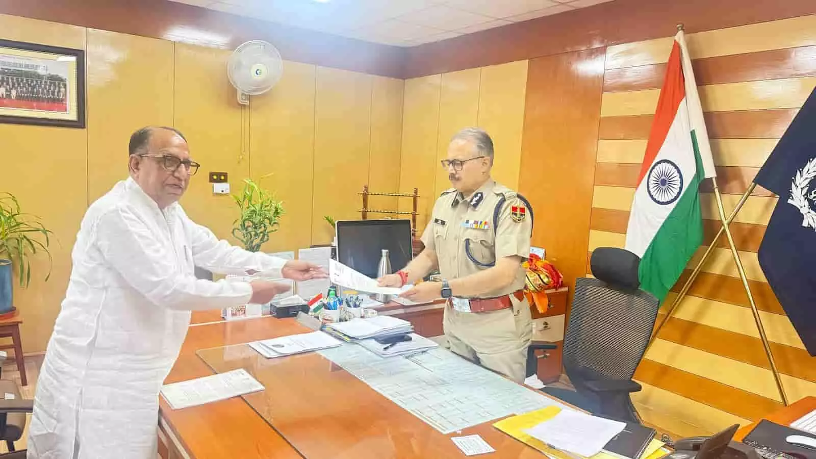 जयपुर में राजस्थान डीजीपी को पांचना बांध जल विवाद मामले में ज्ञापन सौंपते विधायक रामकेश मीना। जयपुर में राजस्थान डीजीपी को पांचना बांध जल विवाद मामले में ज्ञापन सौंपते विधायक रामकेश मीना।