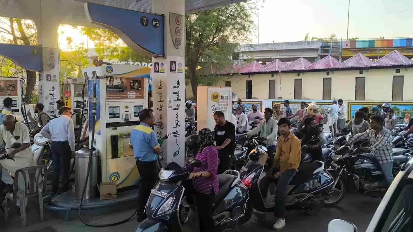 चित्तौड़गढ़ के पेट्रोल पंप पर ईंधन की राशनिंग के दौरान तेल भरवाने के लिए दोपहिया वाहनों के साथ खड़े लोग। चित्तौड़गढ़ के पेट्रोल पंप पर ईंधन की राशनिंग के दौरान तेल भरवाने के लिए दोपहिया वाहनों के साथ खड़े लोग।