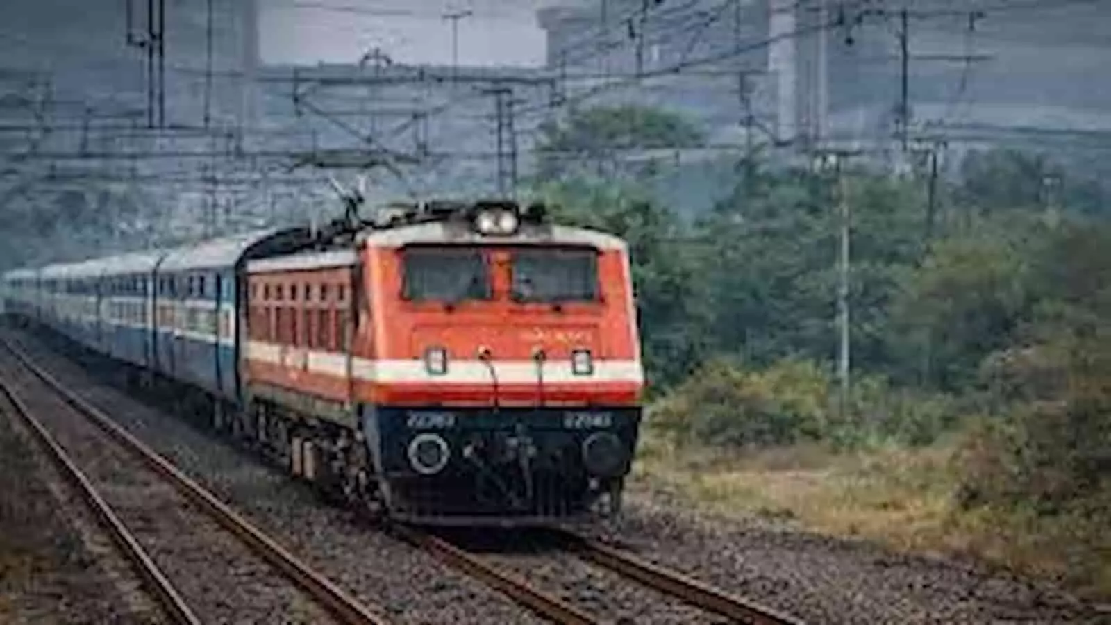 पटरी पर चलती हुई भारतीय रेलवे की एक्सप्रेस पैसेंजर ट्रेन जो यात्रियों को उनके गंतव्य तक पहुंचाती है। पटरी पर चलती हुई भारतीय रेलवे की एक्सप्रेस पैसेंजर ट्रेन जो यात्रियों को उनके गंतव्य तक पहुंचाती है।