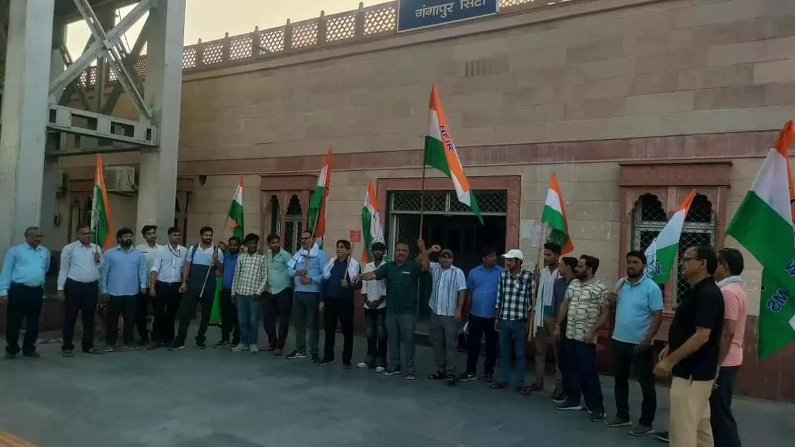गंगापुर सिटी रेलवे स्टेशन के बाहर झंडे लेकर विरोध प्रदर्शन करते वेस्ट सेंट्रल रेलवे मजदूर संघ के कर्मचारी। गंगापुर सिटी रेलवे स्टेशन के बाहर झंडे लेकर विरोध प्रदर्शन करते वेस्ट सेंट्रल रेलवे मजदूर संघ के कर्मचारी।