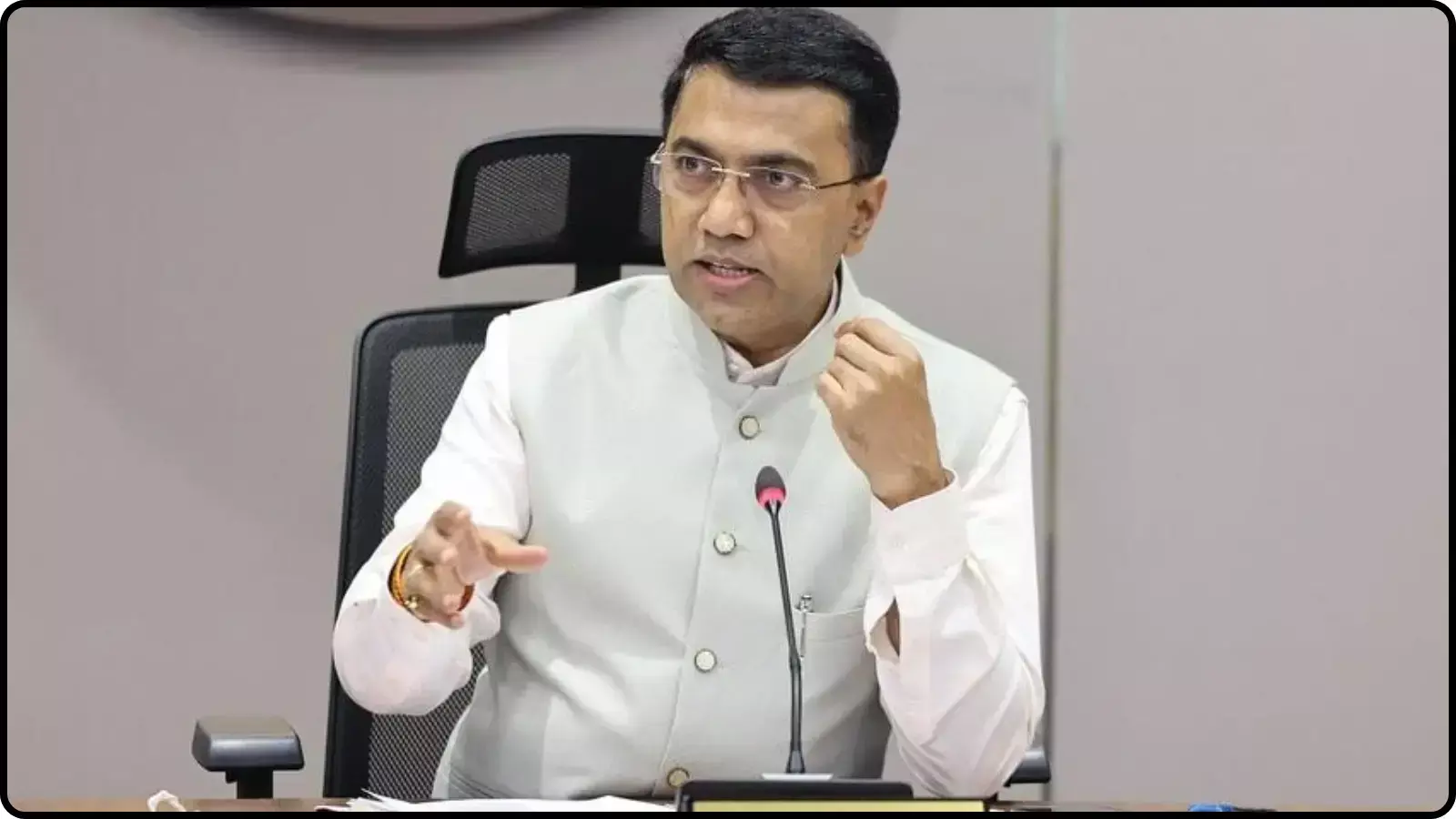 एक कुर्सी पर बैठकर माइक के सामने बोलते हुए मुख्यमंत्री प्रमोद सावंत प्रशासनिक बैठक के दौरान।