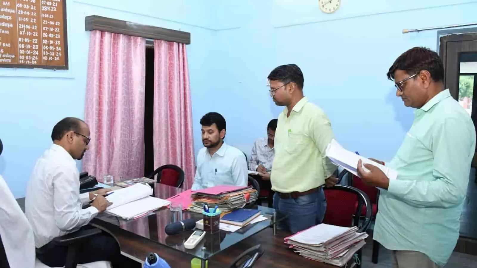 मलारना डूंगर उपखंड कार्यालय में टेबल पर रखे राजस्व रिकॉर्ड की जांच करते जिला कलेक्टर काना राम। मलारना डूंगर उपखंड कार्यालय में टेबल पर रखे राजस्व रिकॉर्ड की जांच करते जिला कलेक्टर काना राम।