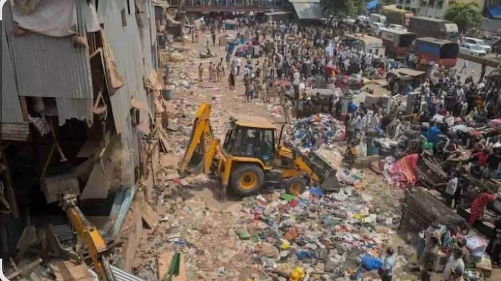 मुंबई के बांद्रा में रेलवे की जमीन पर बने अवैध निर्माणों को तोड़ता बुलडोजर और तैनात पुलिसकर्मी। मुंबई के बांद्रा में रेलवे की जमीन पर बने अवैध निर्माणों को तोड़ता बुलडोजर और तैनात पुलिसकर्मी।