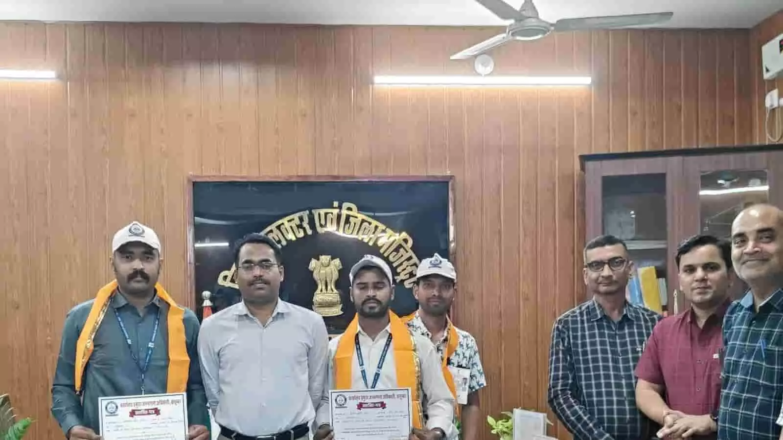 उदयपुर में प्रशासनिक कार्यालय के भीतर जनजातीय गौरव सम्मान के संदर्भ में उपस्थित अधिकारी और गणमान्य लोग। उदयपुर में प्रशासनिक कार्यालय के भीतर जनजातीय गौरव सम्मान के संदर्भ में उपस्थित अधिकारी और गणमान्य लोग।