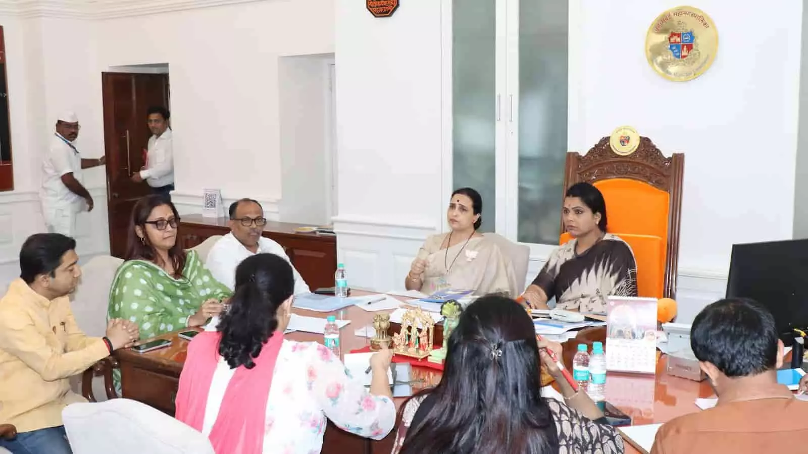 मुंबई बीएमसी मुख्यालय में महापौर रितू तावडे और विधायक चित्रा वाघ अधिकारियों के साथ बैठक करती हुईं। मुंबई बीएमसी मुख्यालय में महापौर रितू तावडे और विधायक चित्रा वाघ अधिकारियों के साथ बैठक करती हुईं।