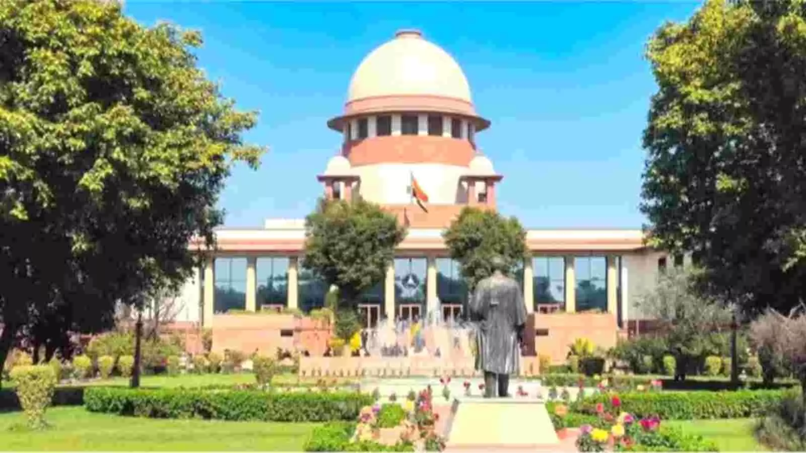 नई दिल्ली में नीले आसमान के नीचे सुप्रीम कोर्ट ऑफ इंडिया का मुख्य गुंबद और इमारत परिसर दृश्यमान है। नई दिल्ली में नीले आसमान के नीचे सुप्रीम कोर्ट ऑफ इंडिया का मुख्य गुंबद और इमारत परिसर दृश्यमान है।