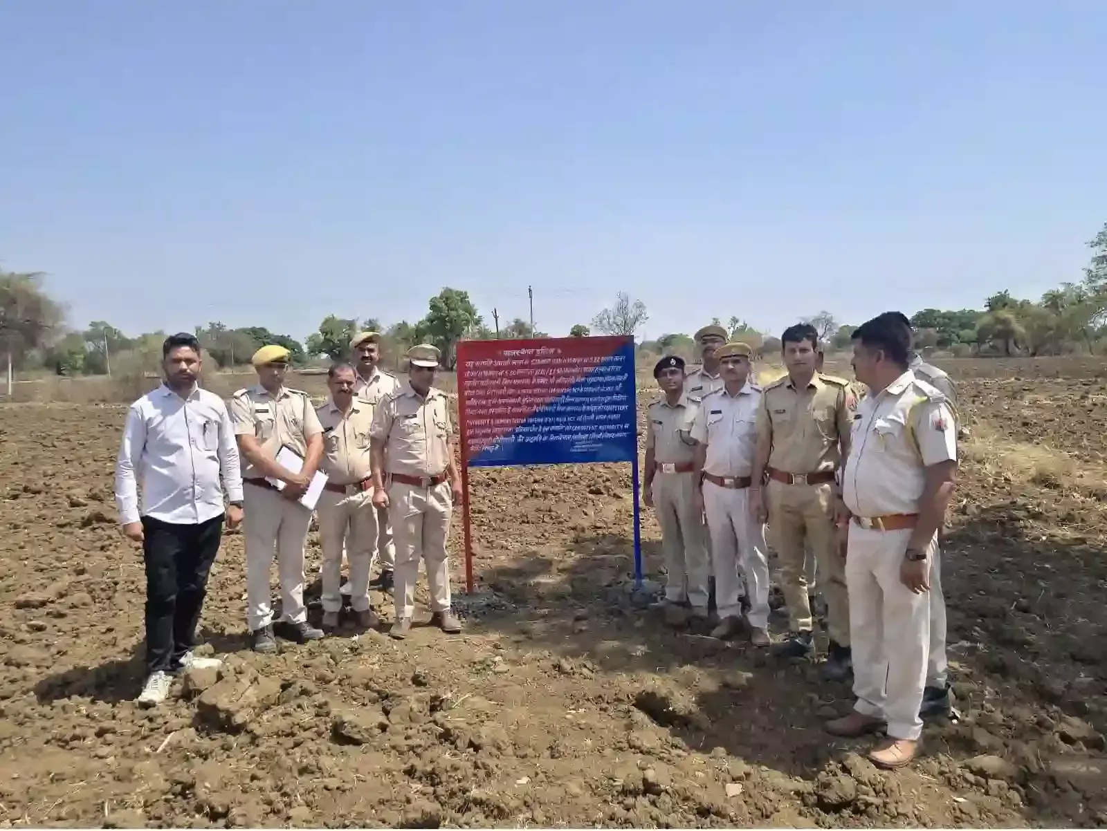छोटीसादड़ी में एनडीपीएस एक्ट के तहत तस्कर ललित आंजना की संपत्ति जब्त करती पुलिस। छोटीसादड़ी में एनडीपीएस एक्ट के तहत तस्कर ललित आंजना की संपत्ति जब्त करती पुलिस।