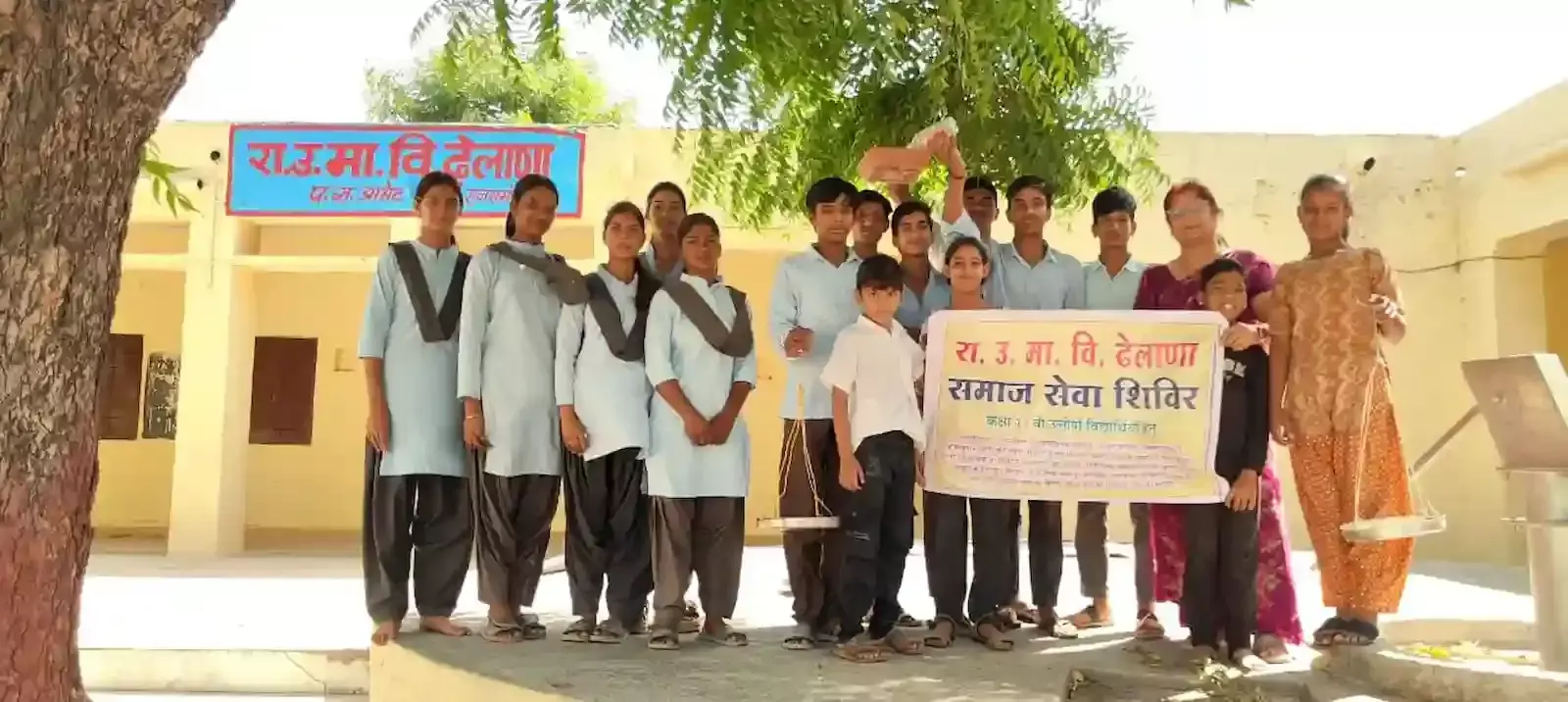 आमेट के स्कूल परिसर में पक्षियों के लिए परिंडे और दाना पात्र लगाते हुए विद्यार्थी। आमेट के स्कूल परिसर में पक्षियों के लिए परिंडे और दाना पात्र लगाते हुए विद्यार्थी।
