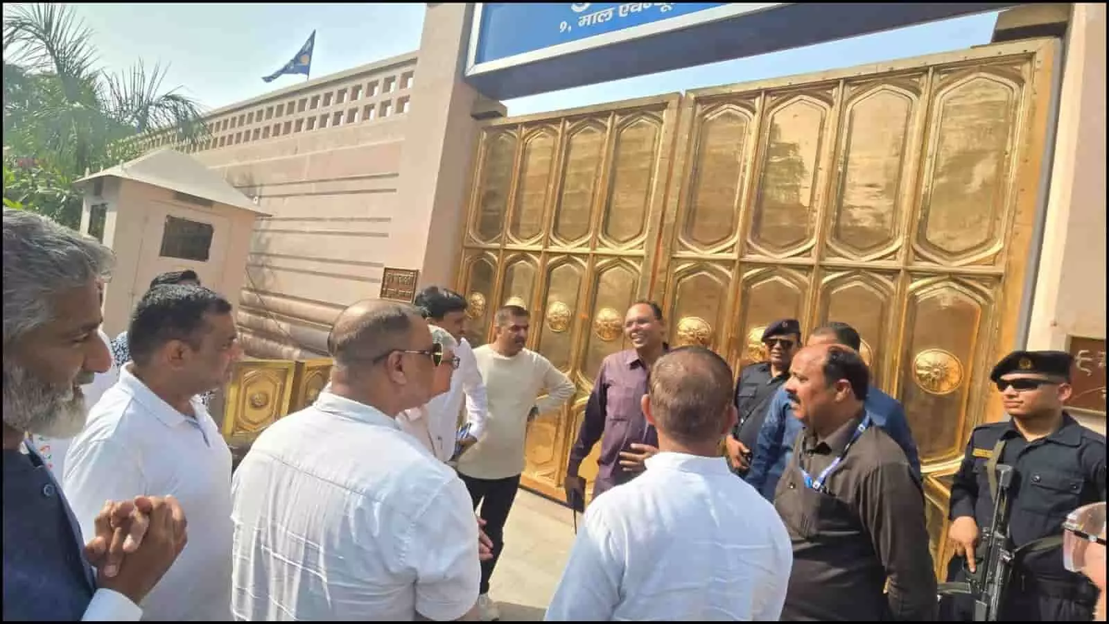 लखनऊ में मायावती के आवास के मुख्य द्वार के बाहर बातचीत करते कांग्रेस नेता और तैनात सुरक्षाकर्मी। लखनऊ में मायावती के आवास के मुख्य द्वार के बाहर बातचीत करते कांग्रेस नेता और तैनात सुरक्षाकर्मी।