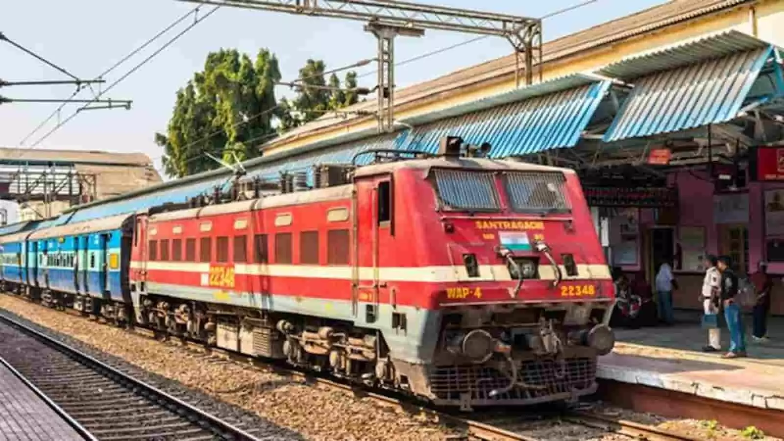 रेलवे स्टेशन के प्लेटफॉर्म पर खड़ी लाल और नीले रंग की भारतीय पैसेंजर ट्रेन। रेलवे स्टेशन के प्लेटफॉर्म पर खड़ी लाल और नीले रंग की भारतीय पैसेंजर ट्रेन।