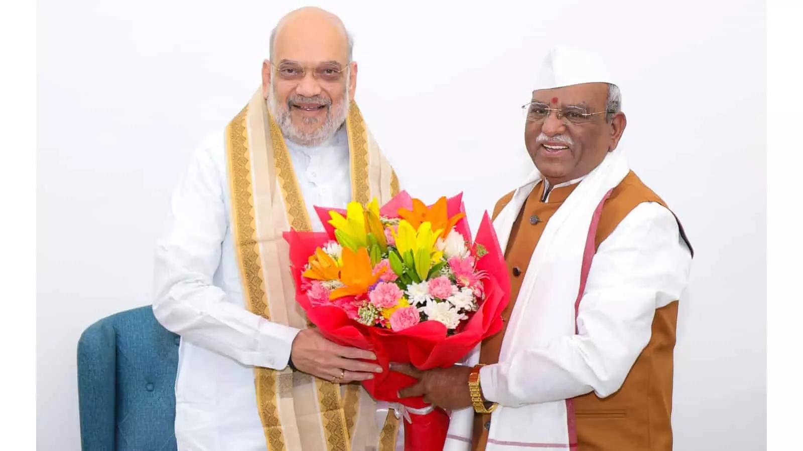 नई दिल्ली में केंद्रीय गृह मंत्री अमित शाह से मुलाकात के दौरान गुलदस्ता भेंट करते राज्यपाल हरिभाऊ बागडे। नई दिल्ली में केंद्रीय गृह मंत्री अमित शाह से मुलाकात के दौरान गुलदस्ता भेंट करते राज्यपाल हरिभाऊ बागडे।