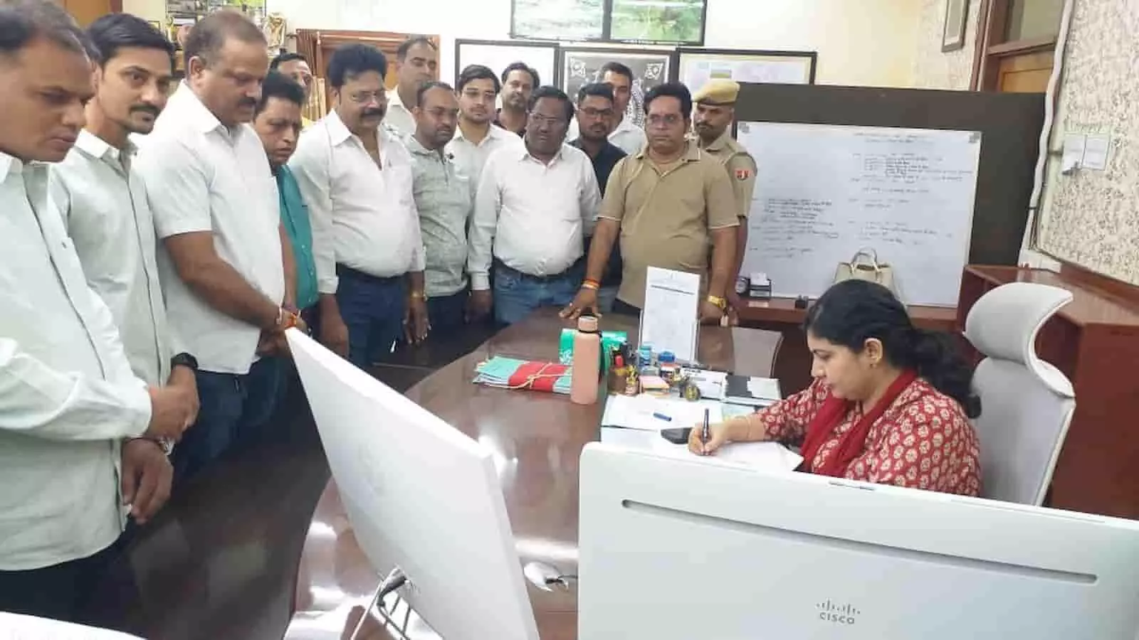 प्रतापगढ़ कलेक्टर कार्यालय में जिला अधिकारी को ज्ञापन सौंपते हुए स्थानीय दवा व्यापारियों का समूह। प्रतापगढ़ कलेक्टर कार्यालय में जिला अधिकारी को ज्ञापन सौंपते हुए स्थानीय दवा व्यापारियों का समूह।